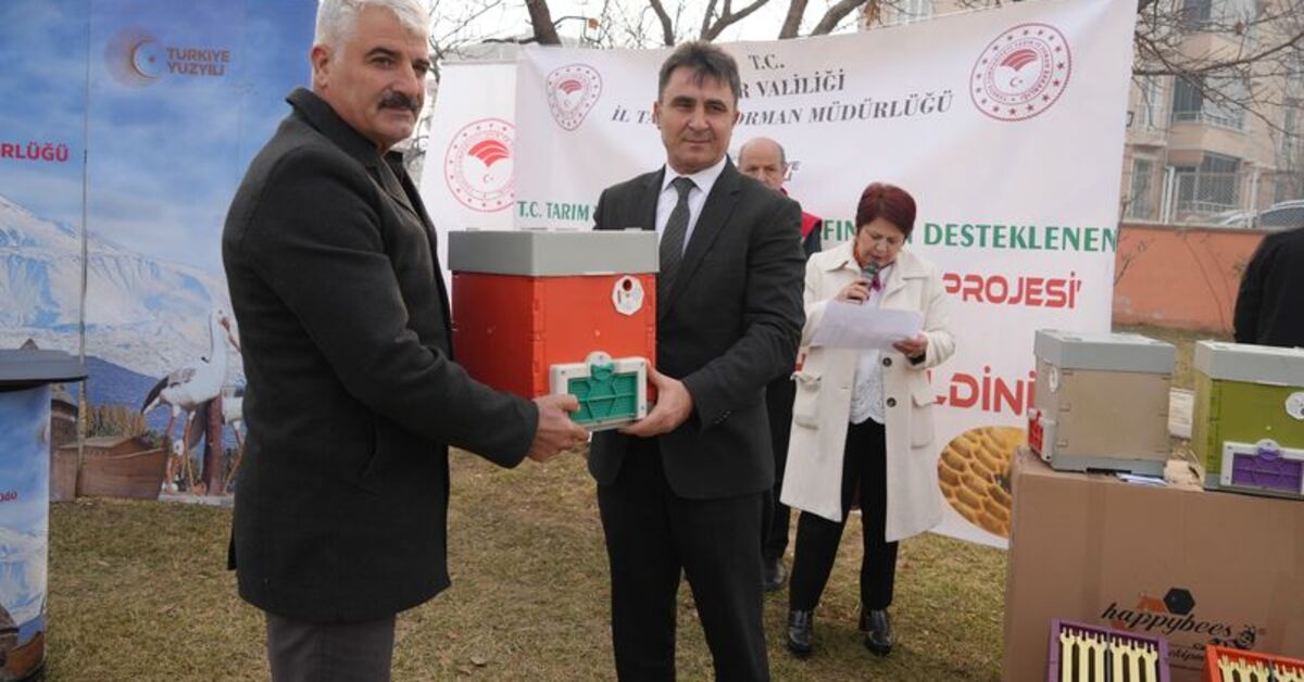 Iğrdır’da arıcılara kraliçe ana arı üretim kovanı dağıtıldı