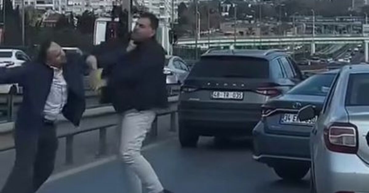 Trafikte birbirlerine saldırdılar!